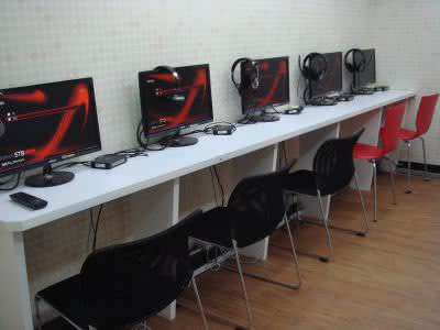 現代化的教育單位佈署大量STB® 4K 上課機